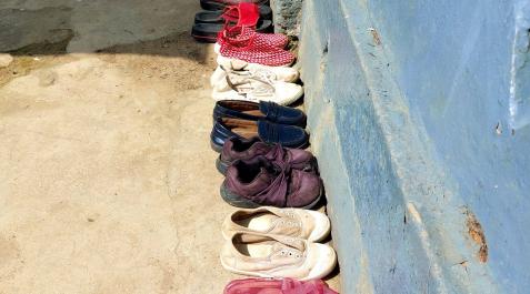 ONG Zapatos en el patio de uno de los orfanatos guineanos.