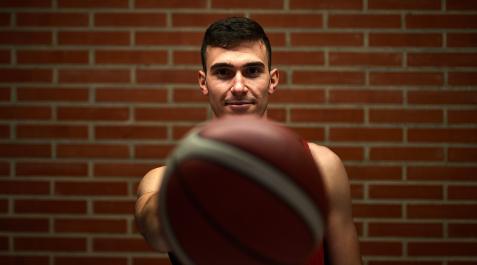 fercho Pablo Fernández ‘Fercho’, escolta pamplonés del ENERparking Basket Navarra, posa en el interior de Arrosadía, la que ya considera su casa después de temporada y media.