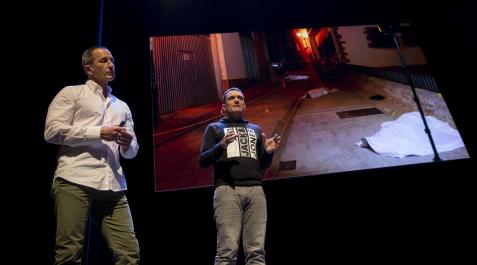 PNegra Los dos inspectores de la Policía Foral, durante la presentación ayer del triple crimen de Cáseda al auditorio de Pamplona Negra.