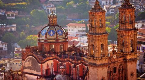 67011132_m Iglesia dedicada a santa Prisca, de estilo colonial, en la localidad mejicana de Taxco de Alarcón