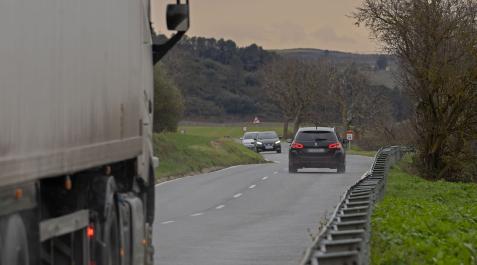 Los usuarios denuncian la ausencia de aceras en parte de la carretera NA-601, entre Puente la Reina y Mendigorría Los usuarios denuncian la ausencia de aceras en parte de la carretera NA-601, entre Puente la Reina y Mendigorría