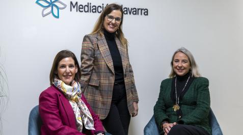 De izda a dcha: Amaya Sanz Oricáin (abogada), Maite Ruiz Aquerreta (psicóloga) y Elena Sarasa Villaverde (abogada), socias fundadoras de la empresa Mediación Navarra, la semana pasada en uno de sus despachos de Pamplona. Mediación Navarra organiza la ‘V S Mediación
