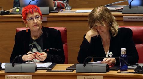 La consejera de Salud, Santos Induráin, junto a la de Relaciones Ciudadanas, Ana Ollo Santos Induráin