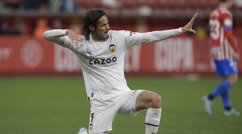 Cavani celebra uno de los goles del Valencia al Sporting Cavani