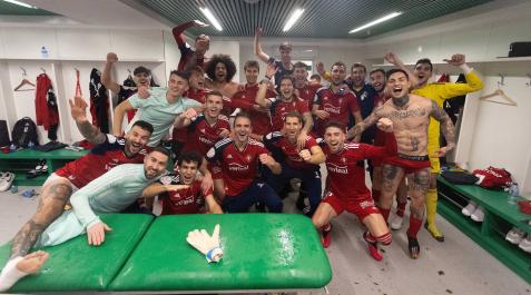 Foto de celebración de la plantilla de Osasuna en el vestuario del Benito Villamarín Osasuna