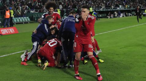 Kike Barja, uno de los destacados en el partido contra el Betis, emocionado en la celebración del triunfo Betis - Osasuna