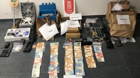 Drogas, dinero y objetos incautados por la Policía Foral Drogas, dinero y objetos incautados por la Policía Foral