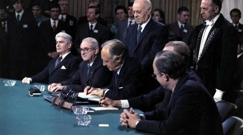 Los representantes de EEUU firman el acuerdo de paz de Vietnam. Los representantes de EEUU firman el acuerdo de paz de Vietnam.