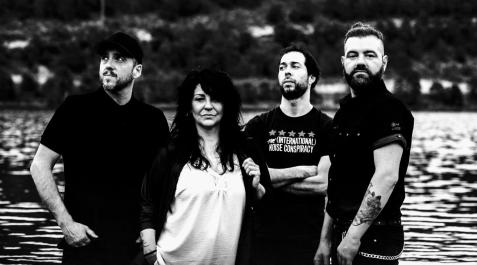 LA ISLA DE DELOS La Isla de Delos -en la foto-, +Karas y Bandada ofrecerán un concierto de Rock Solidario en Zentral, en favor de la asociación Sahaketa.
