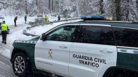Agentes de la Guardia Civil durante la jornada de nieve en Navarra Agentes de la Guardia Civil durante la jornada de nieve en Navarra