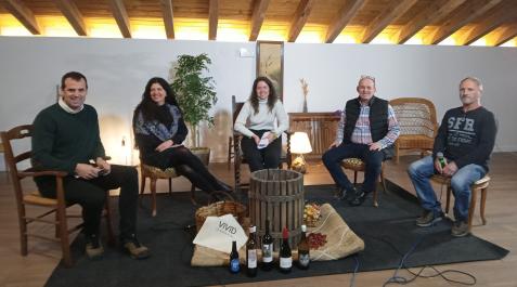 Desde la izda., Rubén Goñi, la artista Greta Alfaro, Saioa Amundaráin, el alcalde, Javier Leoz; y Andrés de Carlos, albañil de la localidad. Todos ellos participaron en la jornada Desde la izda., Rubén Goñi, la artista Greta Alfaro, Saioa Amundaráin, el alcalde, Javier Leoz; y Andrés de Carlos, albañil de la localidad. Todos ellos participaron en la jornada