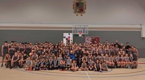 Integrantes de distinta edad y equipo en la foto de familia del club de baloncesto de Alsasua Alsasua