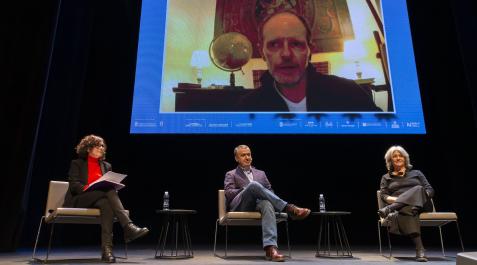 Desde la izda., ayer en Baluarte, Ana Oliveira, el autor madrileño Lorenzo Silva y Rosa Ribas. En la pantalla, Bernard Minier, desde Francia Pamplona Negra