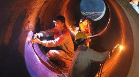 Trabajadores, en el tubo preparado para acceder al niño Trabajadores, en el tubo preparado para acceder al niño