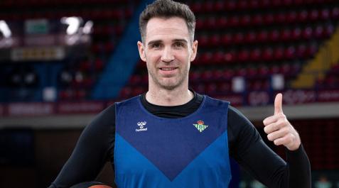 Txemi Urtasun posa como nuevo jugador del Betis Txemi Urtasun posa como nuevo jugador del Betis