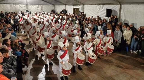 La formación que recibió a las 00.00 horas el día de San Sebastián, en la carpa de la plaza de Lakuntza La formación que recibió a las 00.00 horas el día de San Sebastián, en la carpa de la plaza de Lakuntza