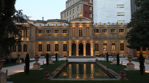 Palacio de Navarra Jardines del Palacio de Navarra, sede del Gobierno foral, desde la avenida de San Ignacio de Pamplona.