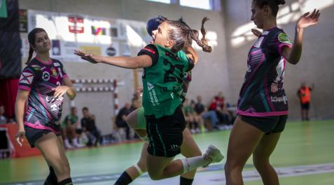 Paula Garcia Locay, superando a la defensa del Grafometal La Rioja en el primer duelo de la liga