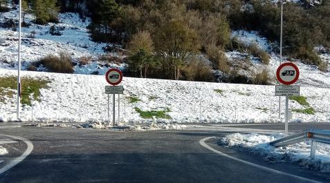 etulain Señalización para prohibi el acceso a Etuláin a vehículos que excedan las 3,5 toneladas