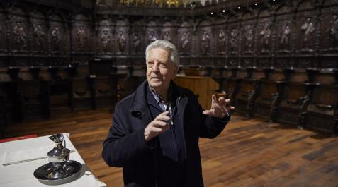 Aurelio Sagaseta, en el coro de la catedral (s.XVI), donde toma asiento junto al deán. Aurelio Sagaseta, en el coro de la catedral (s.XVI), donde toma asiento junto al deán.