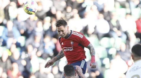 Remate del Chimy Ávila en la jugada del primer gol del partido Elche - Osasuna en directo