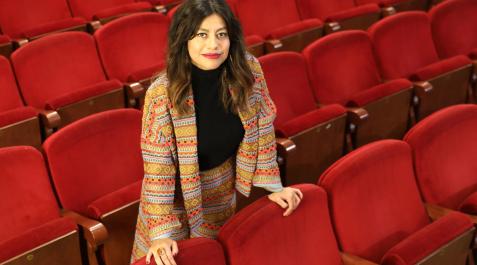 Laura Penagos, en el patio de butacas del Teatro Gayarre. Viste un conjunto, insiste, de la diseñadora pamplonesa Aiora Ganuza Laura Penagos, en el patio de butacas del Teatro Gayarre. Viste un conjunto, insiste, de la diseñadora pamplonesa Aiora Ganuza