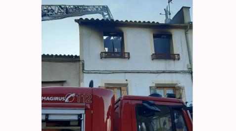 Los bomberos han intervenido con dos autobombas y un camión escala Los bomberos han intervenido con dos autobombas y un camión escala