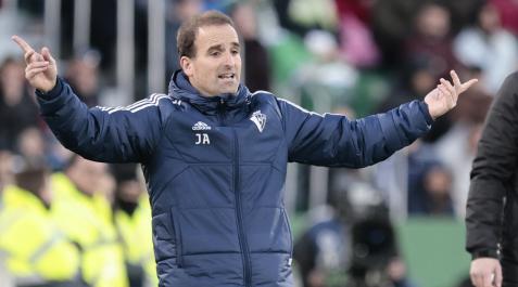 Jagoba Arrasate, entrenador de Osasuna, en el estadio Martínez Valero de Elche Jagoba Arrasate