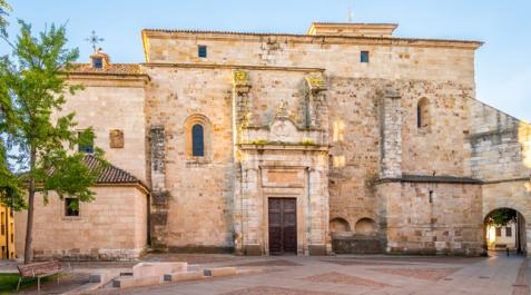 El santoral del 23 de enero recuerda a San Ildefonso. En la imagen, la Iglesia de San Pedro y San Ildefonso en Zamora, donde reposan sus restos El santoral del 23 de enero recuerda a San Ildefonso. En la imagen, la Iglesia de San Pedro y San Ildefonso en Zamora, donde reposan sus restos