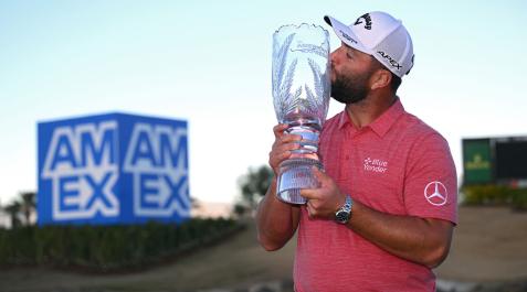 jon-Rahm Jon Rahm besa el trofeo tras ganar el American Express de la PGA