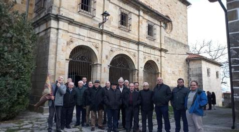 iturmendi La cofradía de San Antón, a la salida de misa el pasado domingo.