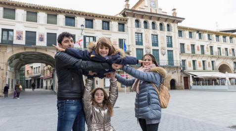 2023P_ EL ANGEL 202 (36633674) Diego Martón Arriazu simula el ‘vuelo’ del Ángel aupado en la plaza de los Fueros por sus padres Óscar y Marta, y su hermana Silvia
