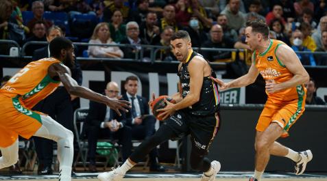 TXEMI URTASUN Txemi Urtasun, de naranja, presiona al internacional Jaime Fernández en la vuelta del navarro a la Liga Endesa, el sábado en Tenerife.