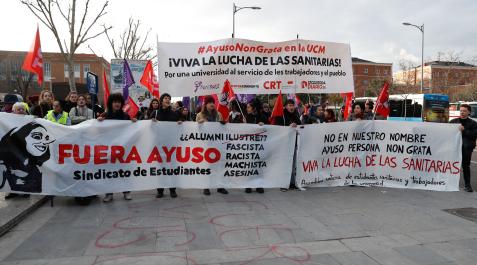 Protestas de sanitarios y estudiantes ante la facultad de Ciencias de la Información de Universidad Complutense (UCM), donde la presidenta de la Comunidad de Madrid, Isabel Díaz Ayuso, recibe este martes un reconocimiento como alumna ilustre Protestas de sanitarios y estudiantes ante la facultad de Ciencias de la Información de Universidad Complutense (UCM), donde la presidenta de la Comunidad de Madrid, Isabel Díaz Ayuso, recibe este martes un reconocimiento como alumna ilustre