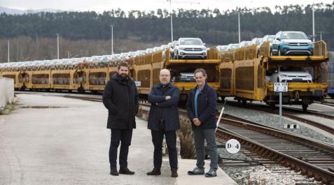 volkswagen-tren Michal Dano, responsable de Distribución Volkswagen Navarra; Pablo Mendivil, gerente de Programación y Control de la Producción / Distribución; y Fernando Alves, técnico en Distribución