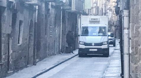 Un vehículo transita por el casco histórico de Olite Olite