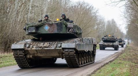 Leopard Soldados polacos a bordo de tanques Leopard 2 durante unas maniobras en Biedrusko,en marzo de 2014.