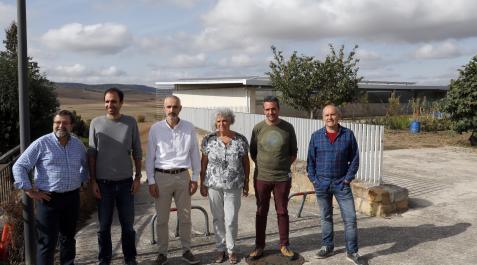 galar Responsables de Galar, Arlegui, Esparza de Galar y Sorauren, en Galar, delante del frontón municipal donde se han instalado placas fotovoltaicas