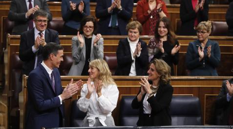 Sanchez La bancada socialista felicita a Pedro Sánchez tras lograr sacar adelante su plan anticrisis en el Congreso de los Diputados.