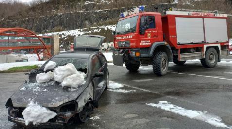 Coche quemado en la estación de servicio de Pagozelai Sucesos en Navarra