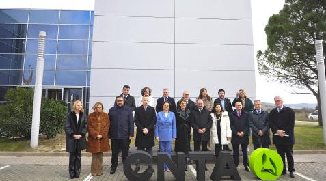 CNTA Los presidentes, arropados por sus consejeros. En el centro de la imagen, aparecen los tres presidentes, Concha Andreu (La Rioja), María Chivite (Navarra) y Javier Lambán (Aragón), que acudieron a San Adrián acompañados por varios de sus consejeros. Así, la presidenta navarra fue junto al vicepresidente, Javier Remírez, el consejero de Cohesión territorial, Bernardo Ciriza, el Universidad, Innovación y Transformación Digital, Juan Cruz Cigudosa, y la de Desarrollo Rural y Medio Ambiente, Itziar Gómez. De La Rioja, estuvieron los titulares de Hacienda, Desarrollo Autonómico, Agricultura, Salud y Sostenibilidad. De Aragón los de Salud, Agricultura, Presidencia, Universidad y lucha contra despoblación