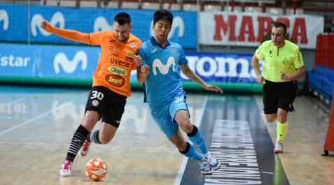 Bruno Petry -izda.- y el interista Kaito pugnan por un balón en una imagen que refleja lo que fue el partido de este martes, jugado de poder a poder Aspil-Jumpers