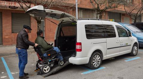 pamplona-bonotaxi Una persona con discapacidad es ayudada a subir a un taxi
