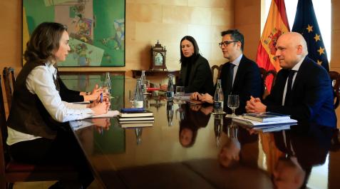 reforma-constitucion-disminuido El ministro de la Presidencia, Félix Bolaño, y la portavoz del PP, Cuca Gamarra, durante la reunión mantenida para abordar la reforma del artículo 49 de la Constitución para eliminar el término