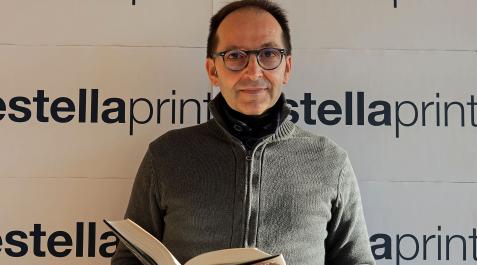 Estellaprint Salvador Garín Zabala, coordinador comercial de Rodesa (Estellaprint) con el ejemplar.