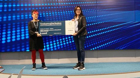 Amimet De izda. a dcha., Noelia Requena y Margarita Sánchez, que recogió el premio de Amimet.