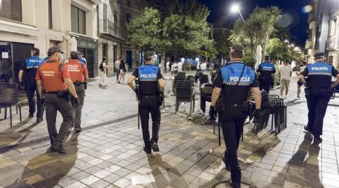 Policías patrullan en la calle Herrerías en las ‘no fiestas’ de Tudela de 2021 por la pandemia Calle Herrerías