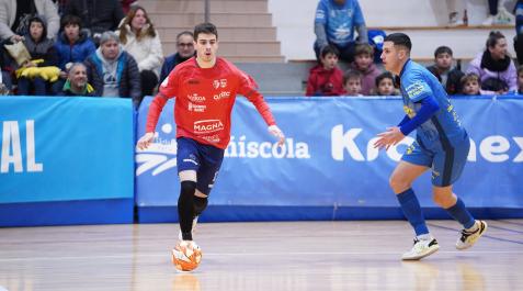 El ala de Osasuna Magna, Dorde Rosic, que marcó el primer gol de su equipo, conduce el balón ante Agustín Plaza