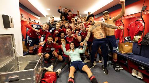 Celebración en el vestuario de los jugadores de Osasuna Osasuna - Sevilla