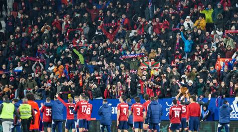 Los jugadores de Osasuna iniciaron la vuelta de honor desde Graderío Sur. Equipo y afición se fundieron en un inolvidable festejo que tardará en olvidarse Osasuna - Sevilla